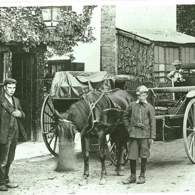 Plough-Inn-horse-and-cart.jpg